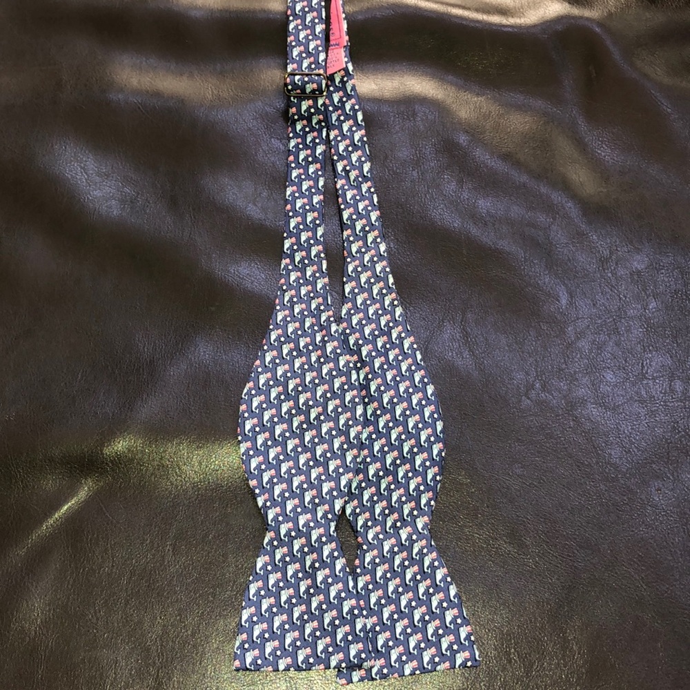 VINEYARD VINES patriotic whales bow tie